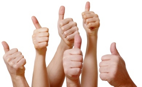 Varias manos con el pulgar hacia arriba en señal de aprobación